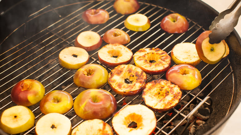 Cooking apple slices on grill