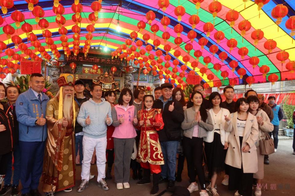 ▲好戲開麥啦！埔心鄉壽桃宮主祀太子元帥，由於神威顯赫，有許多神蹟流傳，將由三立電視劇「戲說台灣」開拍，舉行開鏡典禮，吸引村民圍觀。（記者陳雅芳攝）