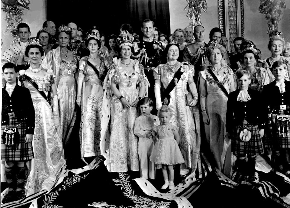 Königin Elizabeth II. in ihrem Krönungsgewand mit ihrer Familie und anderen Mitgliedern der königlichen Familie im Thronsaal des Buckingham Palace.  (Bild: Getty Images)