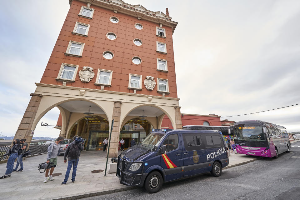 Un furgón policial y el autobús del Fuenlabrada a las puertas del hotel en el que los jugadores del conjunto madrileño permanecen aislados en La Coruña. (Foto: Jose Manuel Alvarez / Quality Sport Images / Getty Images).