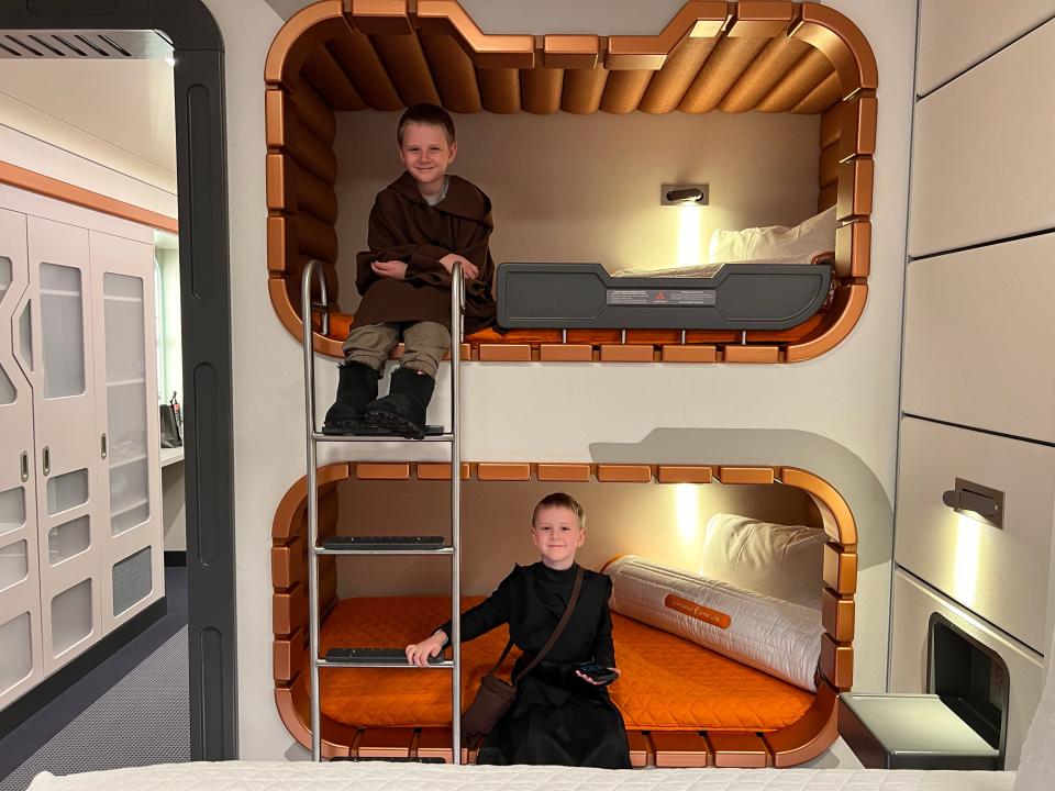 kids on bunk beds in starcruiser