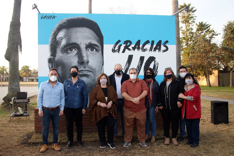 La primera semana de agosto se inauguró un mural de Lionel Scaloni en Pujato, su pueblo natal, realizada por el artista Gabriel Griffa; mide 3,60 metros por 2,40 y está ubicado sobre la ruta 33; en la imagen, familiares y amigos del DT.