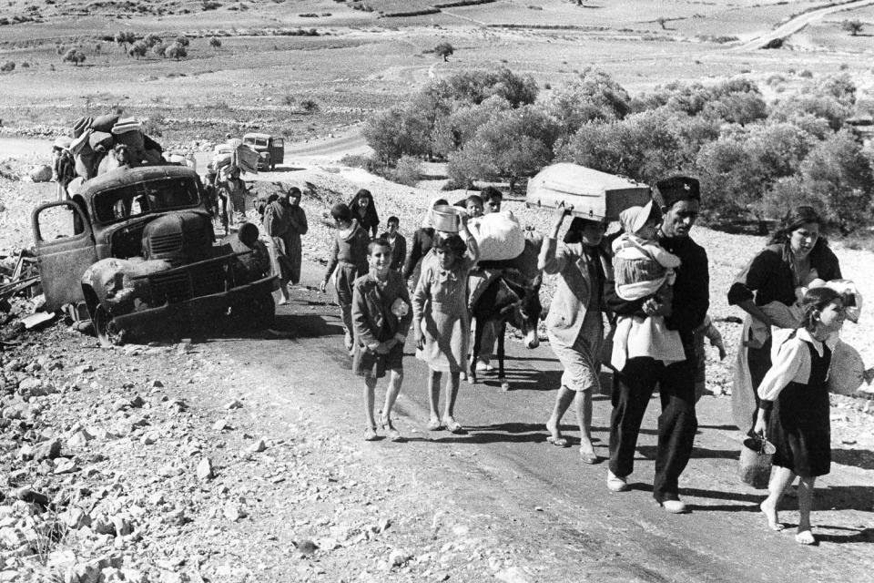 palestinian flee evacuate family bw Nakba (Jim Pringle / AP file)