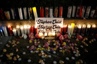 <p>Candles light a sidewalk memorial to Stephon Clark, in Sacramento, Calif., March 23, 2018. (Photo: Bob Strong/Reuters) </p>