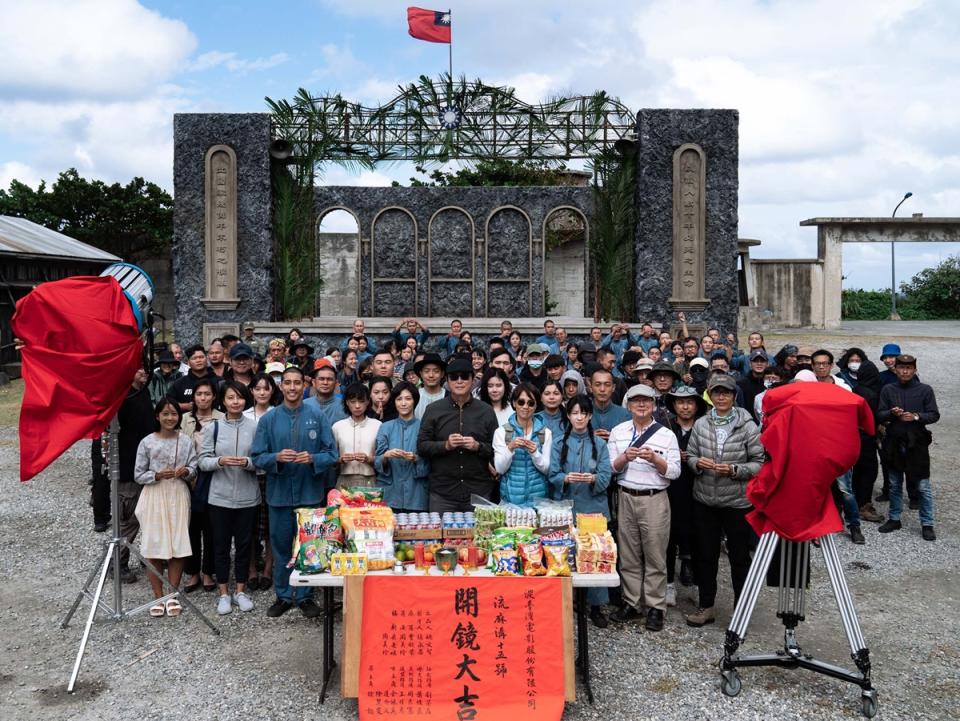 
電影「流麻溝十五號」14日在綠島舉行開鏡儀式，這也是前立委姚文智（前中黑衣）成立的電影公司首部作品，他率領導演、主要演員及攝影團隊祈求拍攝順利。
（湠臺灣電影提供）