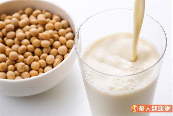 「豆奶」這個稱呼其實是音譯搞的烏龍，因為國外稱豆漿為「Soy Milk」，也就是豆子牛奶，所以再度轉換為中文，就被稱為「豆奶」。但事實上，豆奶裡一點鮮奶成分都沒有喔。