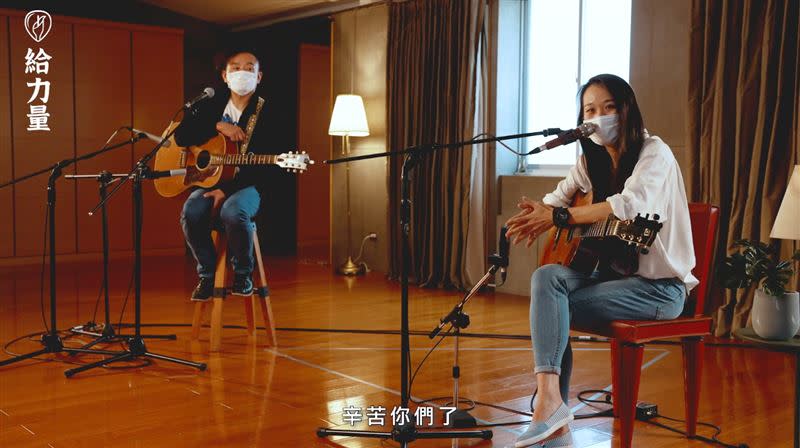 曾獲金曲殊榮的米莎與大竹研為「給力量線上音樂會」療癒開唱。（圖／文化總會提供）