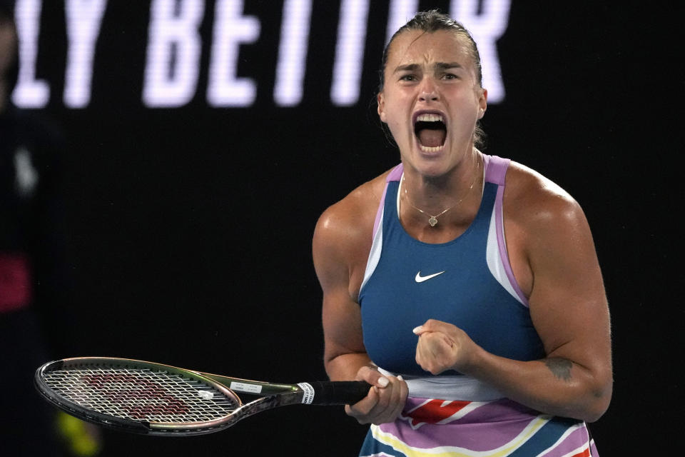 La bielorrusa Aryna Sabalenka celebra un punto ante la kazaja Elena Rybakina en la final del Abierto de Australia, en Melbourne, Australia, el 28 de enero de 2023. (AP Foto/Aaron Favila)