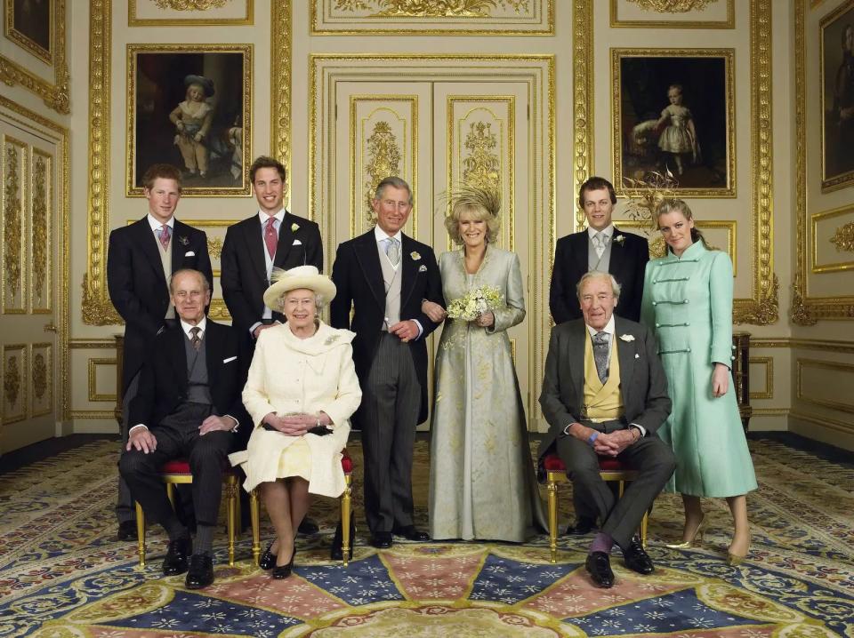 查爾斯與卡蜜拉於2005年結婚，後排右起為卡蜜拉王后的兒女湯姆和蘿拉。（AFP）