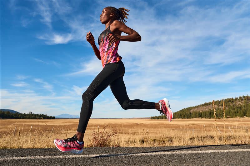 Team UA馬拉松選手Sharon Lokedi實著UA FLOW VELOCITI ELITE碳板跑鞋奪下《2024 波士頓馬拉松》女子組銀牌。（圖／品牌業者提供）