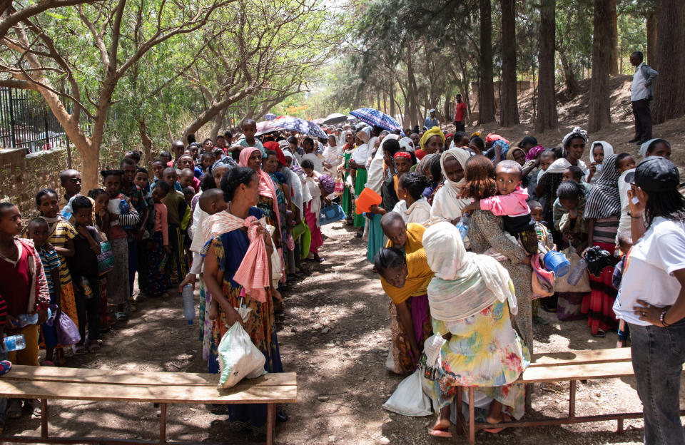 Decenas de personas esperan a recibir alimento en un campo de refugiados de Tigray, Etiopía. (Photo by Ximena Borrazas/SOPA Images/LightRocket via Getty Images)