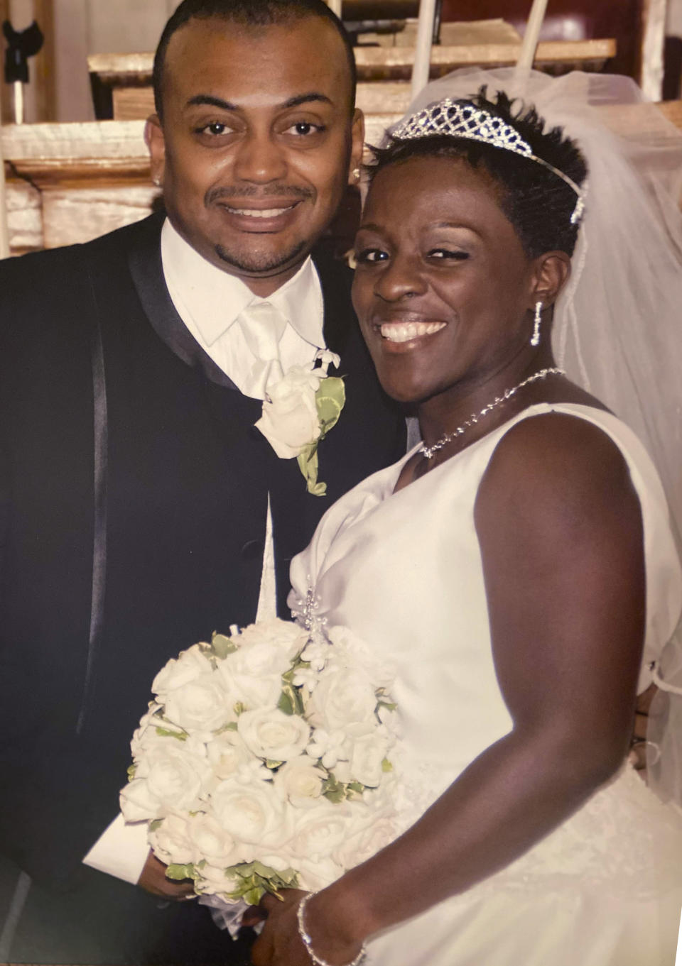 Sandra McGowan-Watts y su esposo, Steven, en su boda en 2007. Él falleció a causa del virus en mayo de 2020. (Vía The New York Times)