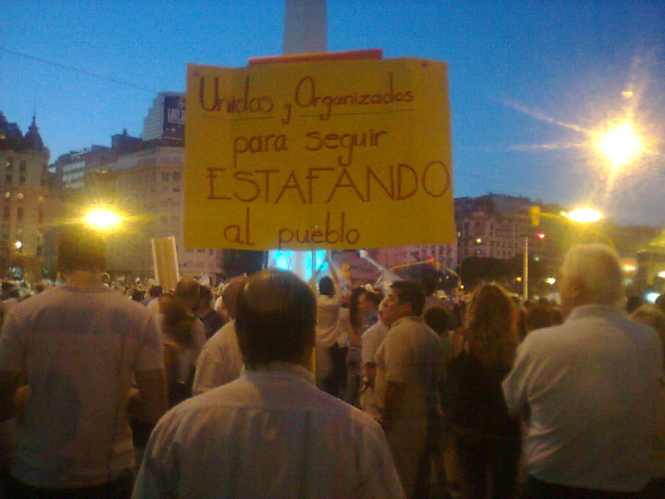 Manifestantes del 8N en Plaza de Mayo y Obelisco.