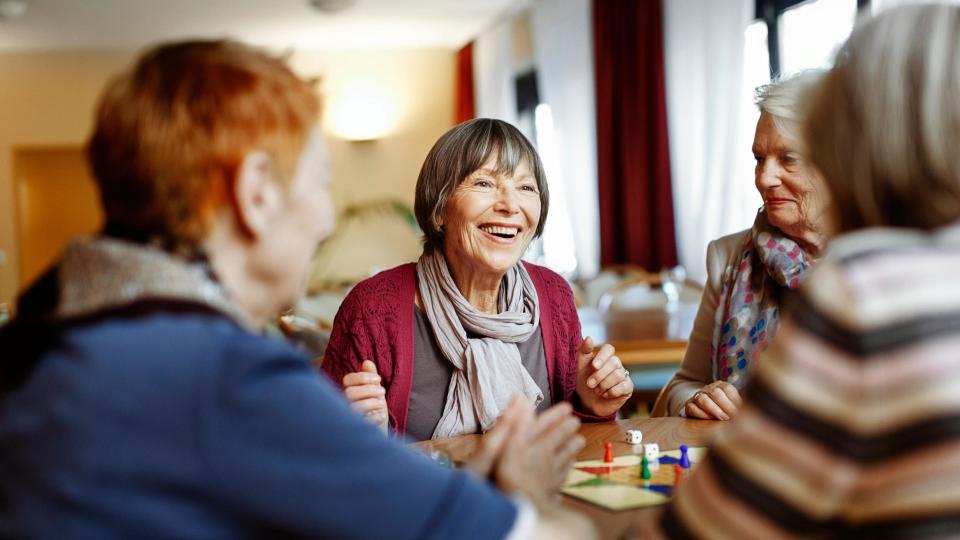 Mujeres juegan un juego de mesa.