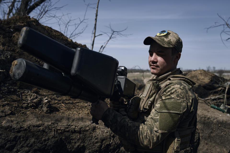 一名烏克蘭士兵手持反無人機裝備，對空警戒俄軍派出的無人機來襲。(畫面來源：AP)