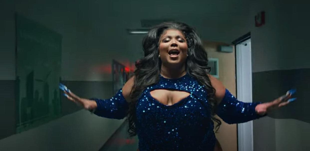 La chanteuse Lizzo dans le clip 