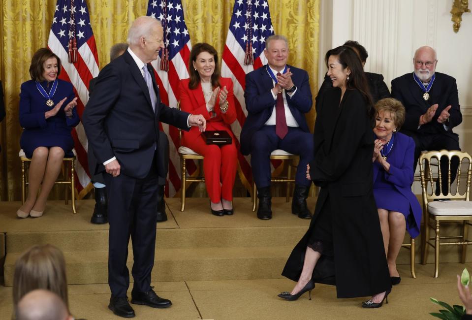 楊紫瓊被美國總統拜登接見，獲頒「自由榮譽勳章」（Medal of Freedom）。（迪生提供）