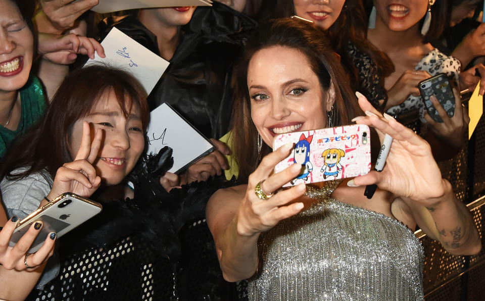 Los fans han tenido que esperar cinco años para volver a ver a Angelina Jolie interpretando a Maléfica, pero ella les está recompensando la espera con muchos <em>selfies </em>y autógrafos en cada acto promocional de la secuela de 'Maléfica' (2014). (Foto: Jun Sato / Getty Images)