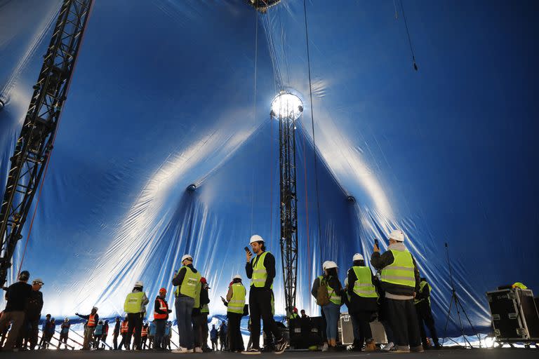 Los técnicos concentrados en el armado de la carpa