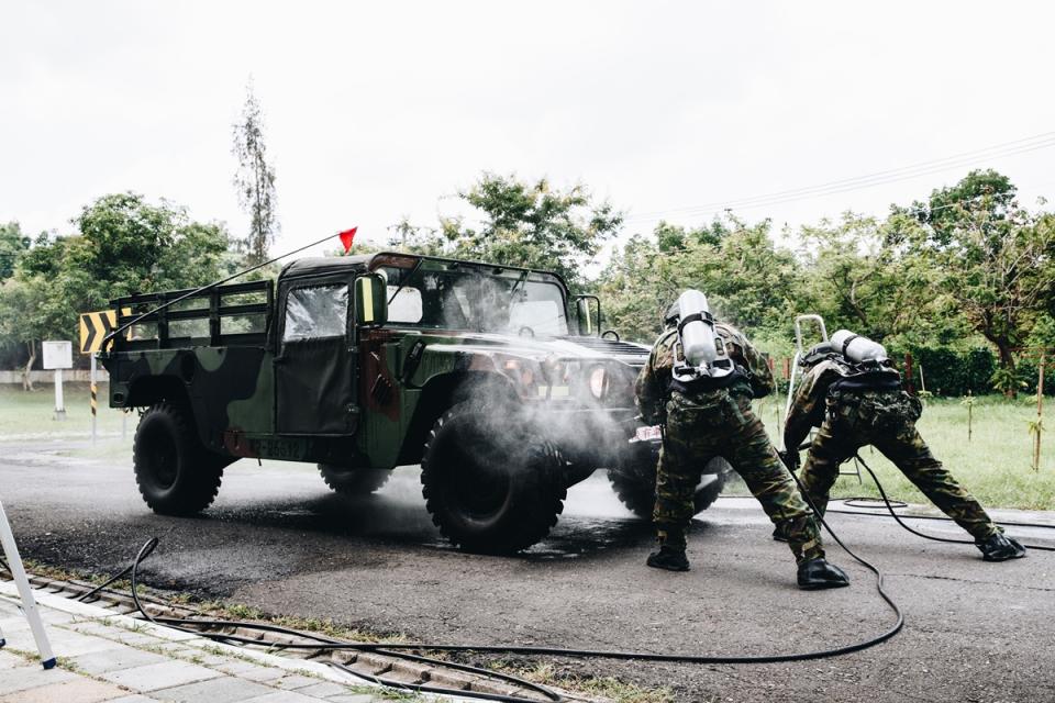 漢光演習，化學兵執行除污作業。（軍方提供）