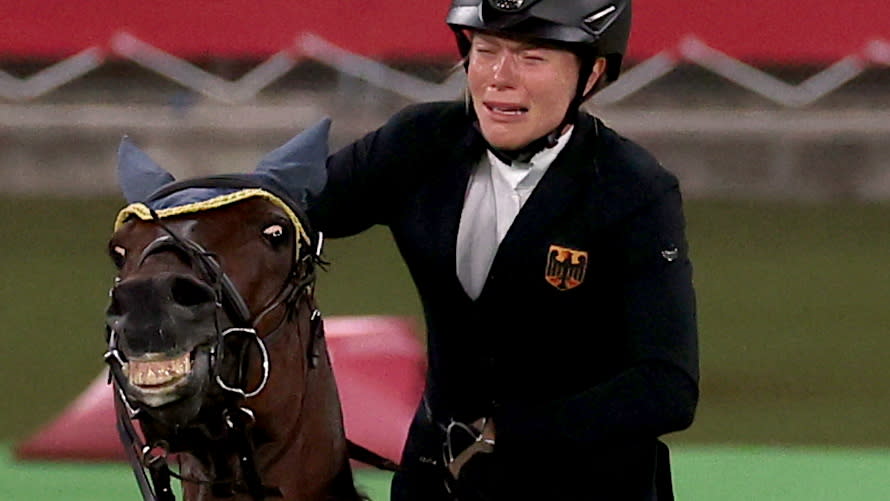 Die deutsche Fünfkämpferin Annika Schleu mit ihrem scheuenden Pferd in Tokio. 