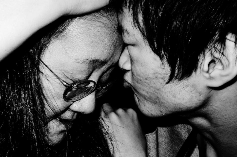 <p>El hermano pequeño intenta besar a la madre mientras que esta intenta comprobar la fiebre en la cabeza.<br>Foto: Masaki Yamamoto/Zen Foto Gallery </p>