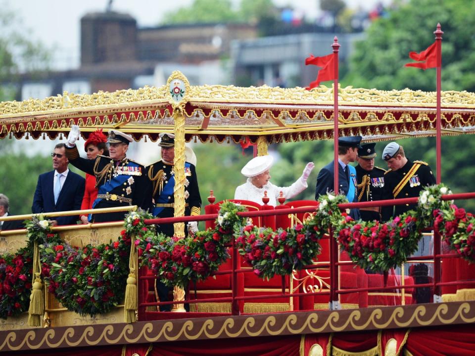 Members of the British royal family (3rdL-R) Catherine, Duchess of Cambridge, Prince Philip, Duke of Edinburgh,  Prince Charles, Prince of Wales, Britain's Queen Elizabeth II, Prince William and Prince Harry stand aboard the royal barge 'Spirit of Chartwell' during the Thames Diamond Jubilee Pageant on the River Thame (AFP via Getty Images)