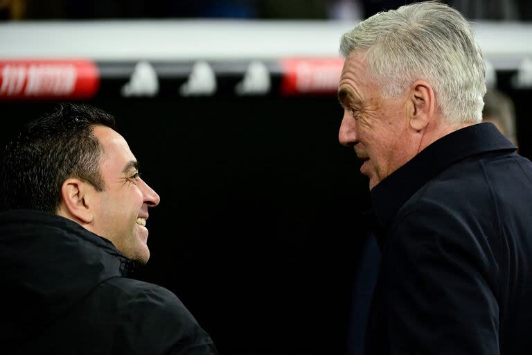 Xavi Hernández, DT de Barcelona, y Carlo Ancelotti, técnico de Real Madrid en un clásico de 2023; este domingo volverán a enfrentarse