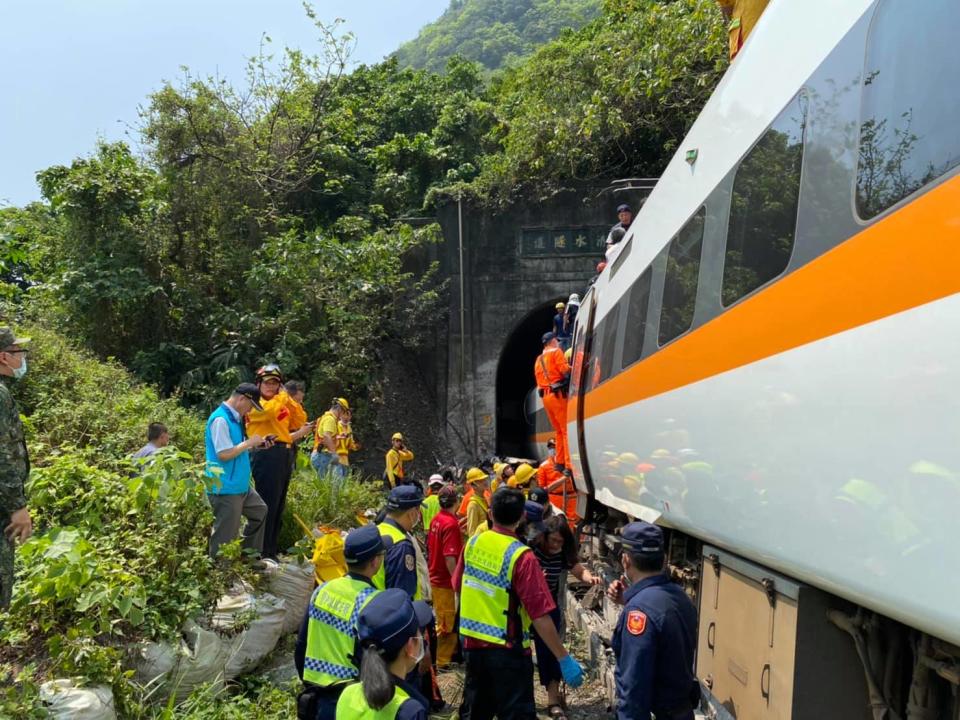 台鐵408車次太魯閣號日前發生出軌意外，釀成至少50人死亡，200人受傷的悲劇。   圖：翻攝自海巡署東部分署臉書 （資料照）