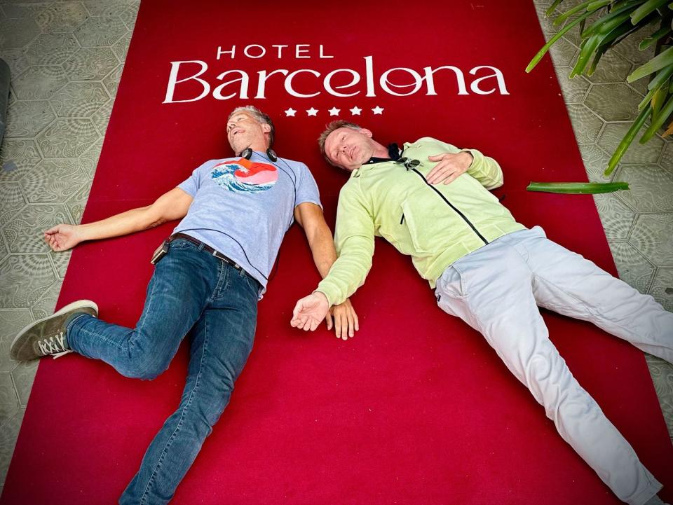 Kaputt, aber glücklich - wahrscheinlich lässt sich das Bild mit "Hotel Barcelona"-Produzent Stefan Raiser (rechts) und Regisseur Christian Theede mit diesen Worten am besten beschreiben. (Bild: Dreamtool Entertainment)