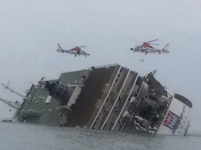 Die Fähre «Sewol» ist vor Südkorea in schwere Seenot und fast ganz untergegangen. Foto: epa/Yonhap