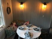 <p>Enjoy the catch of the day in the cosy breakfast nook.<br>(Airbnb) </p>