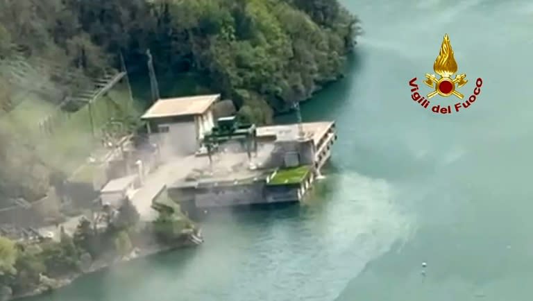 Image tirée d'une vidéo diffusée par le corps des pompiers italiens, le 9 avril 2024, d'une explosion à la centrale hydroélectrique Enel Green Power sur le lac Suviana, près de Bologne, en Italie (Handout)