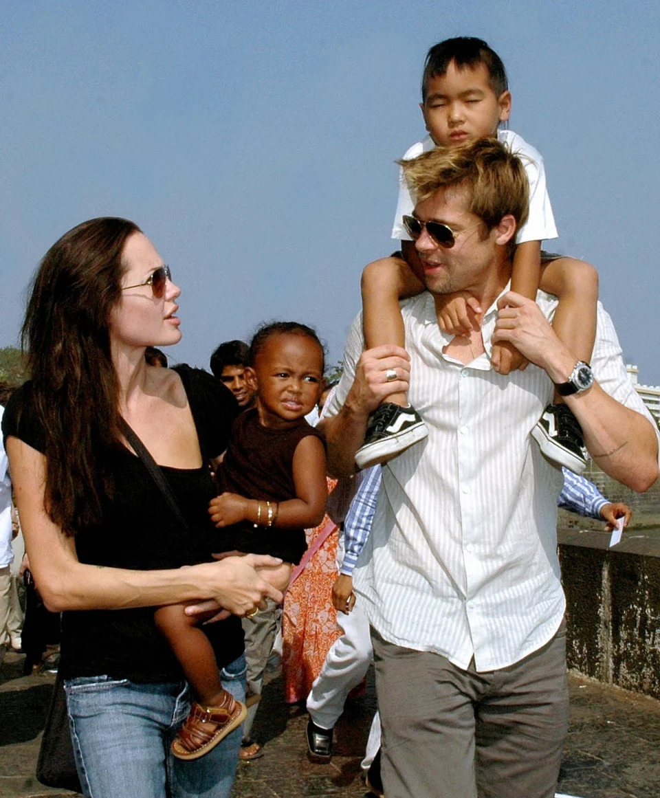 MUMBAI, INDIA:  US actors Angelina Jolie (L), daughter Zahara (2L), husband Brad Pitt (R), and son Maddox take a stroll on the seafront promenade in Mumbai, 12 November 2006.  Jolie and Pitt are in Mumbai, India's financial hub, to shoot for her film "A Mighty Heart", based on the life of the slain Wall Street Journal reporter Daniel Pearl in which Jolie portrays Marianne, the wife of Daniel Pearl.  AFP PHOTO/STR  (Photo credit should read STR/AFP via Getty Images)