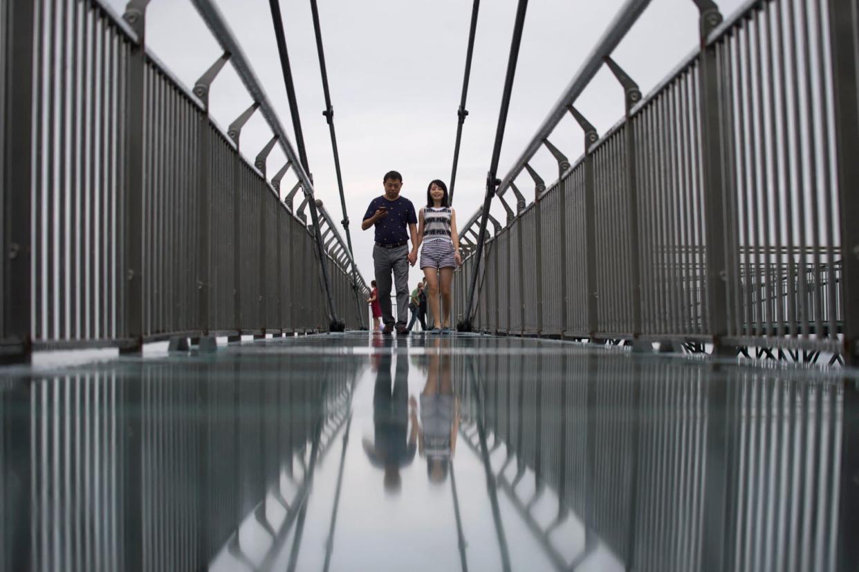 Un pont en verre en Chine - Image d'illustration  - FRED DUFOUR / AFP