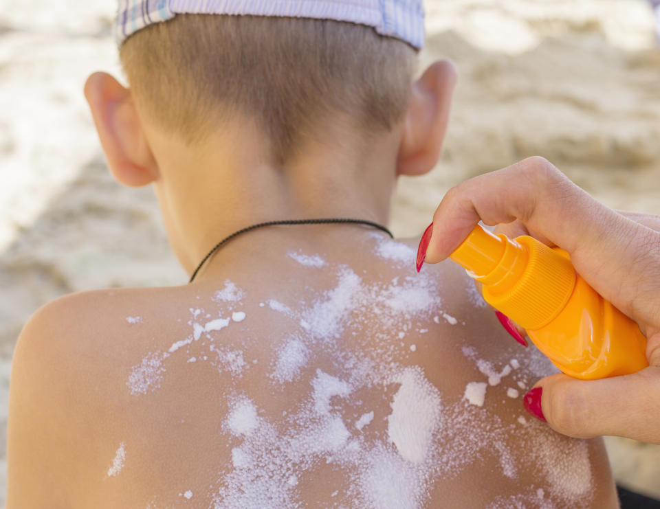 Los protectores solares son productos muy usados por adultos y niños. (Getty Creative)