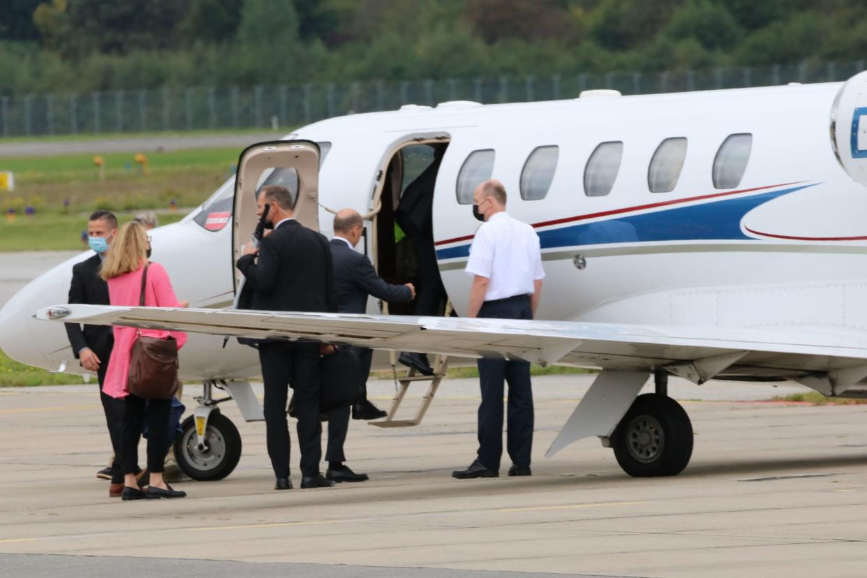 Olaf Scholz steigt am Hamburger Flughafen in einen Privatjet, fliegt damit nach Stuttgart