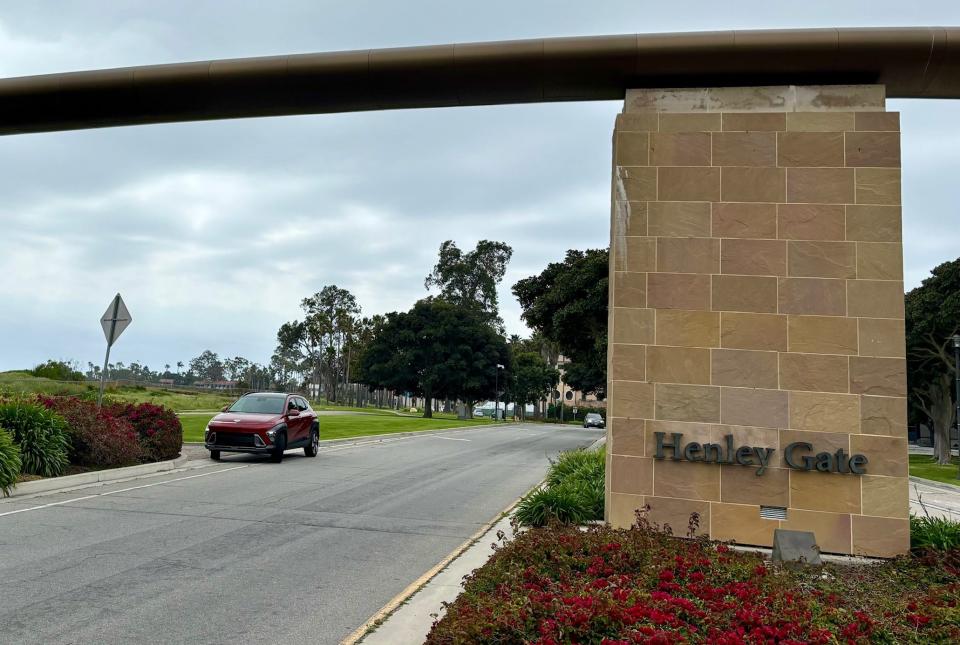 Der 2024 Hyundai Kona Limited AWD parkt auf dem Campus der UC Santa Barbara in Kalifornien.