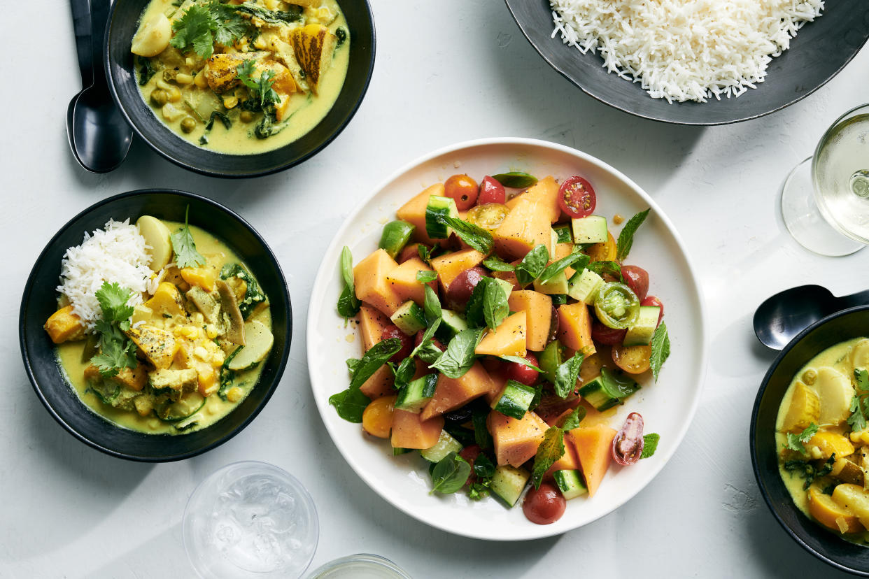 Verduras de verano en una salsa de yogurt condimentado y una ensalada de pepino, melón y tomate, en Nueva York, el 21 de julio de 2021. Estilista de alimentos:  Simon Andrews. (David Malosh/The New York Times)