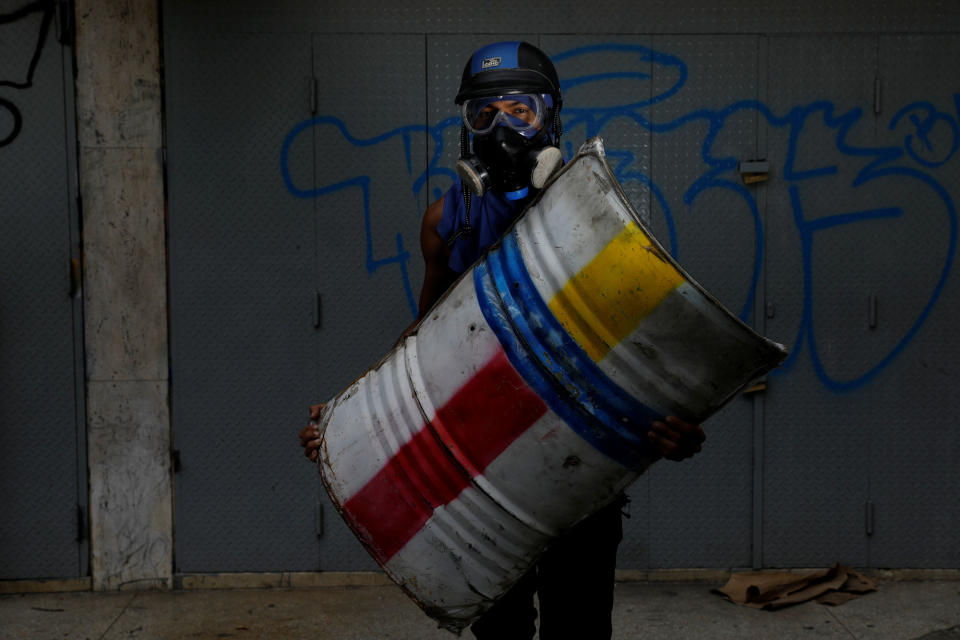 <p>A demonstrator holding a rudimentary shield poses for a picture before a rally against Venezuelan President Nicolas Maduro’s government in Caracas, Venezuela, June 17, 2017. He said: “I protest for freedom. I fight for freedom of speech.” (Photo: Carlos Garcia Rawlins/Reuters) </p>