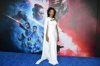 Naomi Ackie, Jannah en la ficción, dio en el blanco tras enfundarse un elegante vestido con capa. (Foto: Amy Sussman / Getty Images)