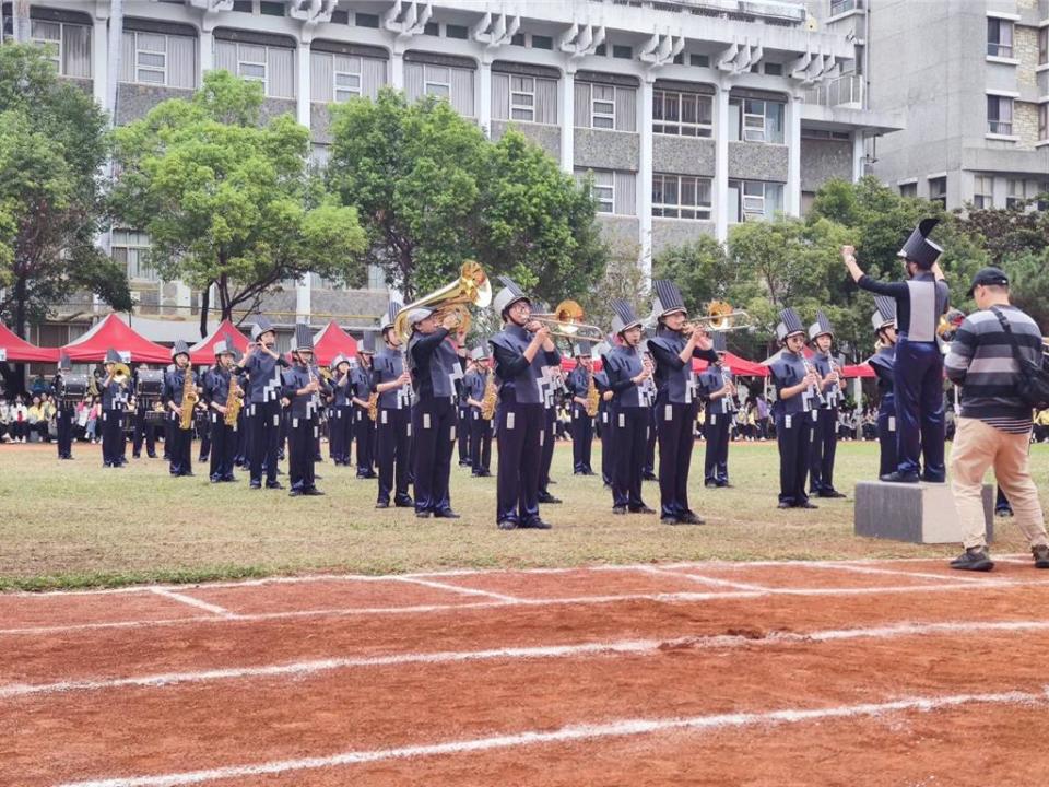 23日校慶運動會以管樂表演，歡欣迎接曉明女中60歲生日。圖／曾麗芳