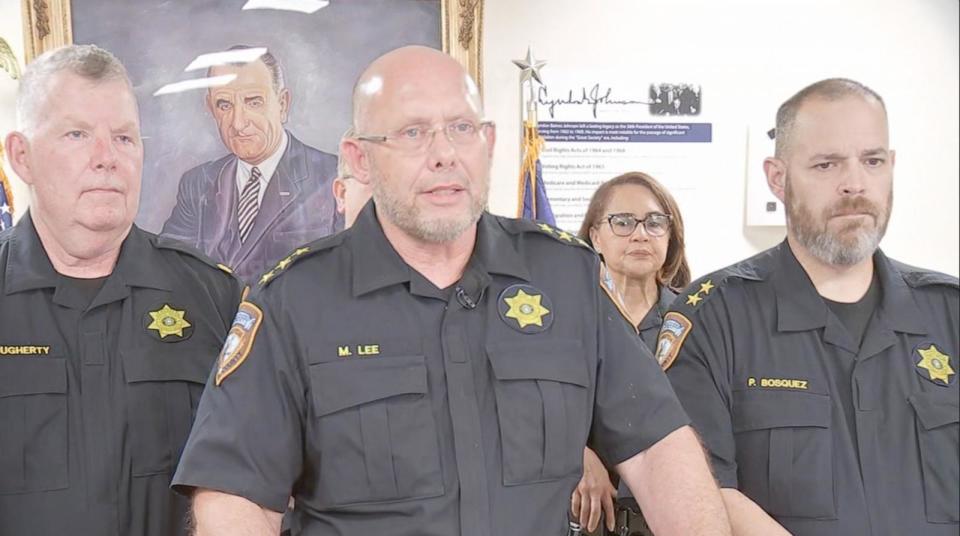 PHOTO: Harris County Sheriff's Office Chief Mike Lee, center, speaks to the press after the deputy's ambush.  (KTRK)