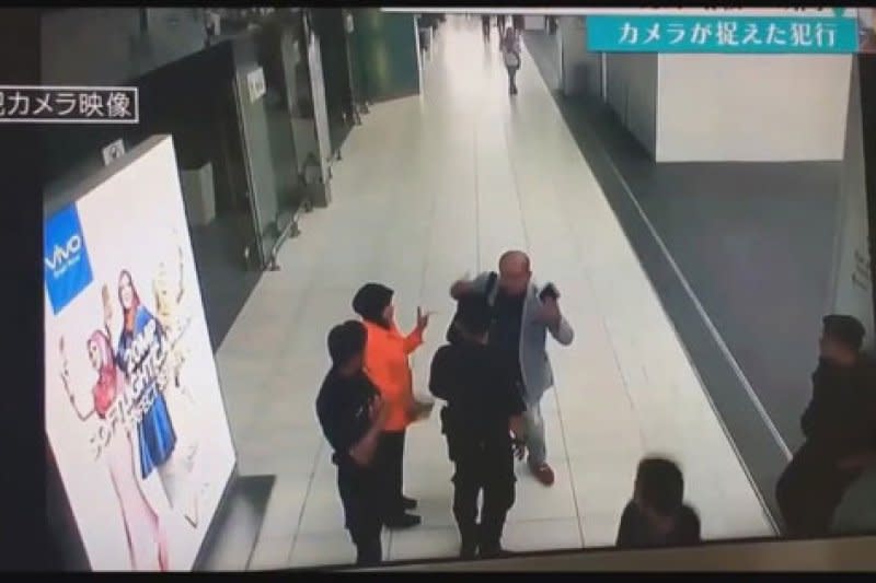 金正男在機場職員（橘衣者）陪同下，向機場警察報案。