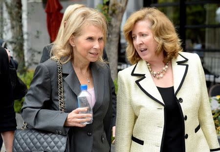 Sumner Redstone's daughter Shari Redstone(L) and her attorney Elizabeth Burnett leave a downtown courthouse where her father's former girlfriend Manuela Herzer is suing the 92 year-old controlling shareholder of Viacom and CBS in Los Angeles, California May 6, 2016. REUTERS/Kevork Djansezian