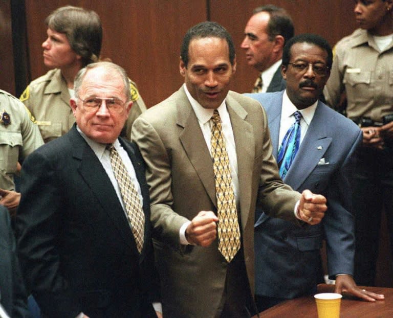 O. J. Simpson (centro), el 3 de octubre de 1995 en una corte de Los Ángeles (MYUNG J. CHUN)