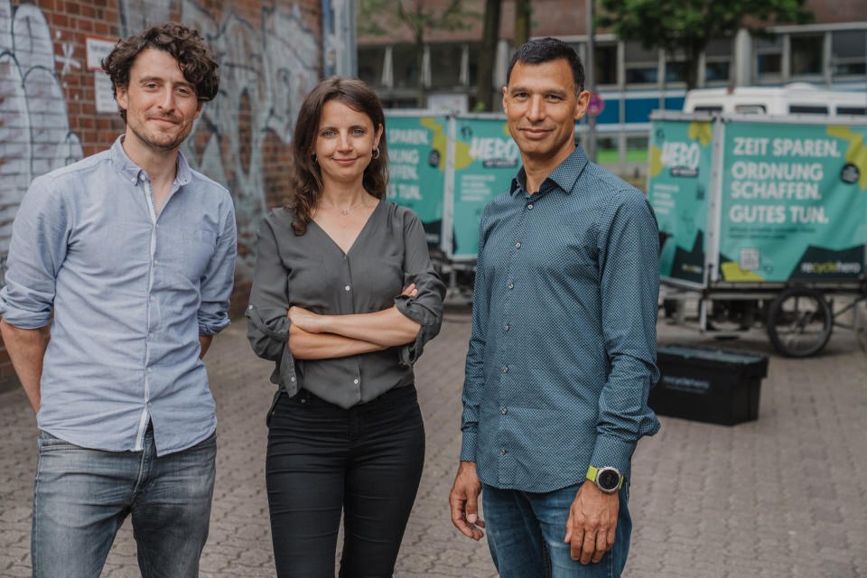 Sie wollen mit ihrem Abholdienst Recyclehero die Kreislaufwirtschaft stärken (v.l.): Alessandro Cocco (Co-Gründer), Nadine Herbrich (Co-Gründerin) und Samir Schulz-Meinen (Co-CEO). - Copyright: Recyclehero