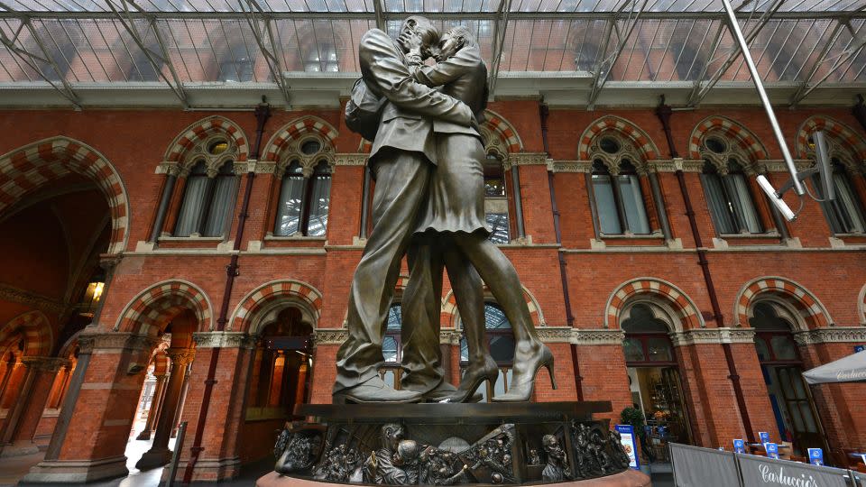 Sylvain proposed to Saphia by this sculpture by Paul Day, located in St Pancras Station, London. - Peter Cripps/Alamy Stock Photo