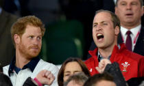 <p>A los dos les encanta el deporte. Tanto practicarlo como animar a sus equipos favoritos con toda la fuerza que pueden. Guillermo se desgañitó tanto apoyando a Gales en un partido del Mundial de Rugby de 2015 que dejó con esta cara a su hermano. (Foto: Max Mumby / Getty Images). </p>