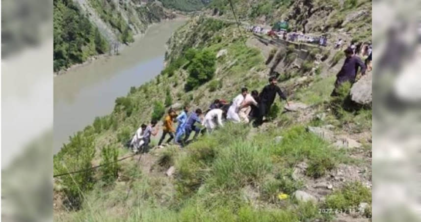 巴基斯坦一輛禮車失控墜崖，最後造成包括新娘在內共4人死亡的悲劇。（圖／翻攝自Twitter）